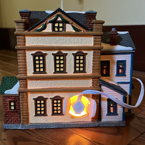 Lemax 1999 retired lighted Williams furniture store with window view of couch - Picture 4 of 13